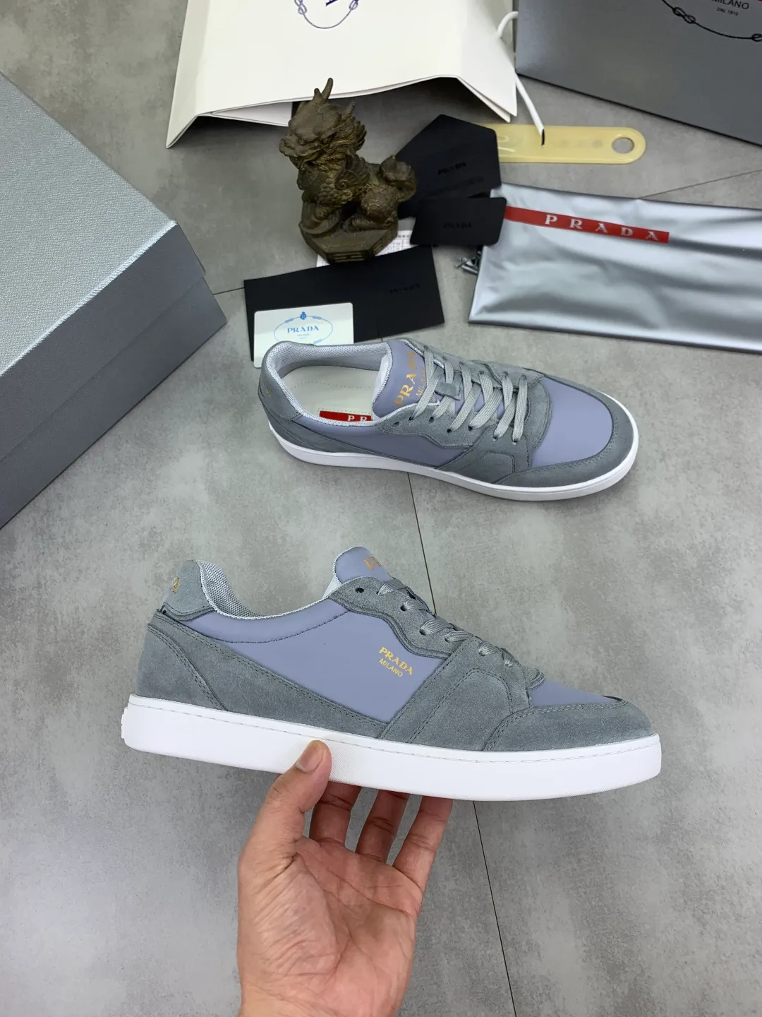 Men's shoes 💰P560💰[New model] The top version is available on the official website, 🆘 The trendy brand (Prada) mainly promotes the popular model, avant-garde and versatile fashionable men's shoes, private version mold opening, cowhide surface splicing 1:1.. Stylish and simple, original imported cowhide lining cowhide feet; the atmosphere and personality are more fashionable, eye-catching and pursuing class. It will subvert the old idea and be a must-have for fashionistas with you! Must keep it for yourself! Tall and comfortable, large and low, high-end quality workmanship. Official website’s new high-end outsole. Size: 38-45. Multiple colors available.